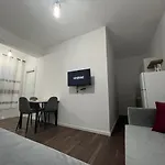 Victoria Houses, Albania بيت ضيافة فلورا