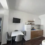 Victoria Houses, Albania بيت ضيافة فلورا