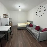 Victoria Houses, Albania بيت ضيافة فلورا