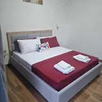 Victoria Houses, Albania بيت ضيافة فلورا